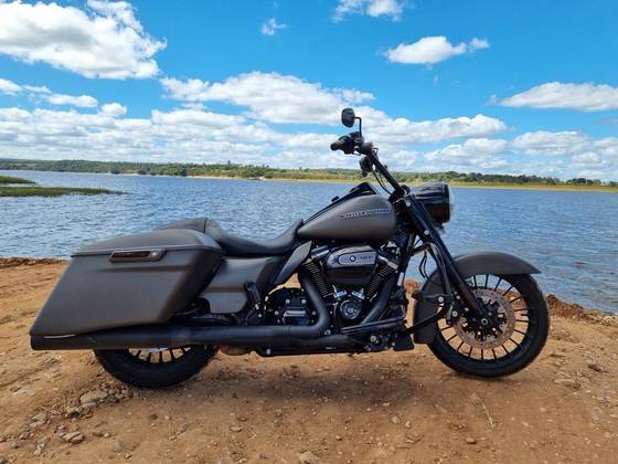 HARLEY-DAVIDSON ROAD KING SPECIAL 